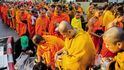Deset tisíc mnichů pomalým krokem kráčí k dobrovolníkům, kteří posbírané almužny rovnoměrně rozdělí mezi chrámy v nouzi