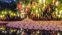Socha Buddhy a papírové lampiony se svíčkami jsou základní výbavou oslav festivalu Yi Peng