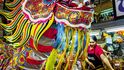 Pestrobarevný papírový drak na tržnici Warorot v Chiang Mai se suverénně vlnil mezi stánky s thajskými dobrotami