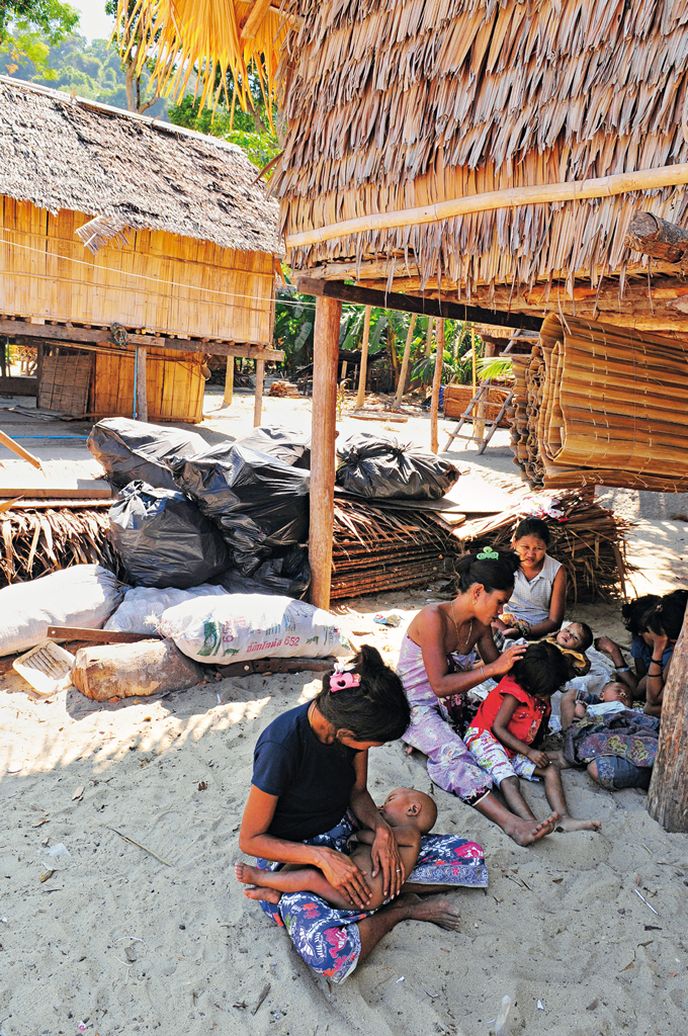 Mokenské vesnice často turistům připadají jako trochu špinavý zapadákov, odkud je lepší rychle odjet. Ztratí tak ale možnost poznat lépe život posledních mořských nomádů. Mokenské vesnice často turistům připadají jako trochu špinavý zapadákov, odkud je lepší rychle odjet. Ztratí tak ale možnost poznat lépe život posledních mořských nomádů.