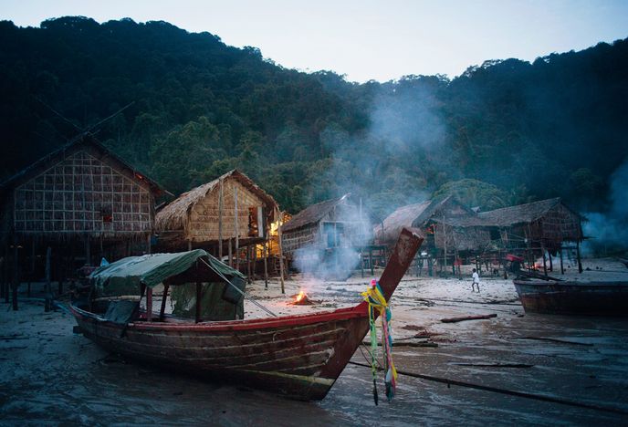Soumrak padá tady v tropech na krajinu velmi rychle a vše se noří do tmy. Soumrak padá tady v tropech na krajinu velmi rychle a vše se noří do tmy.