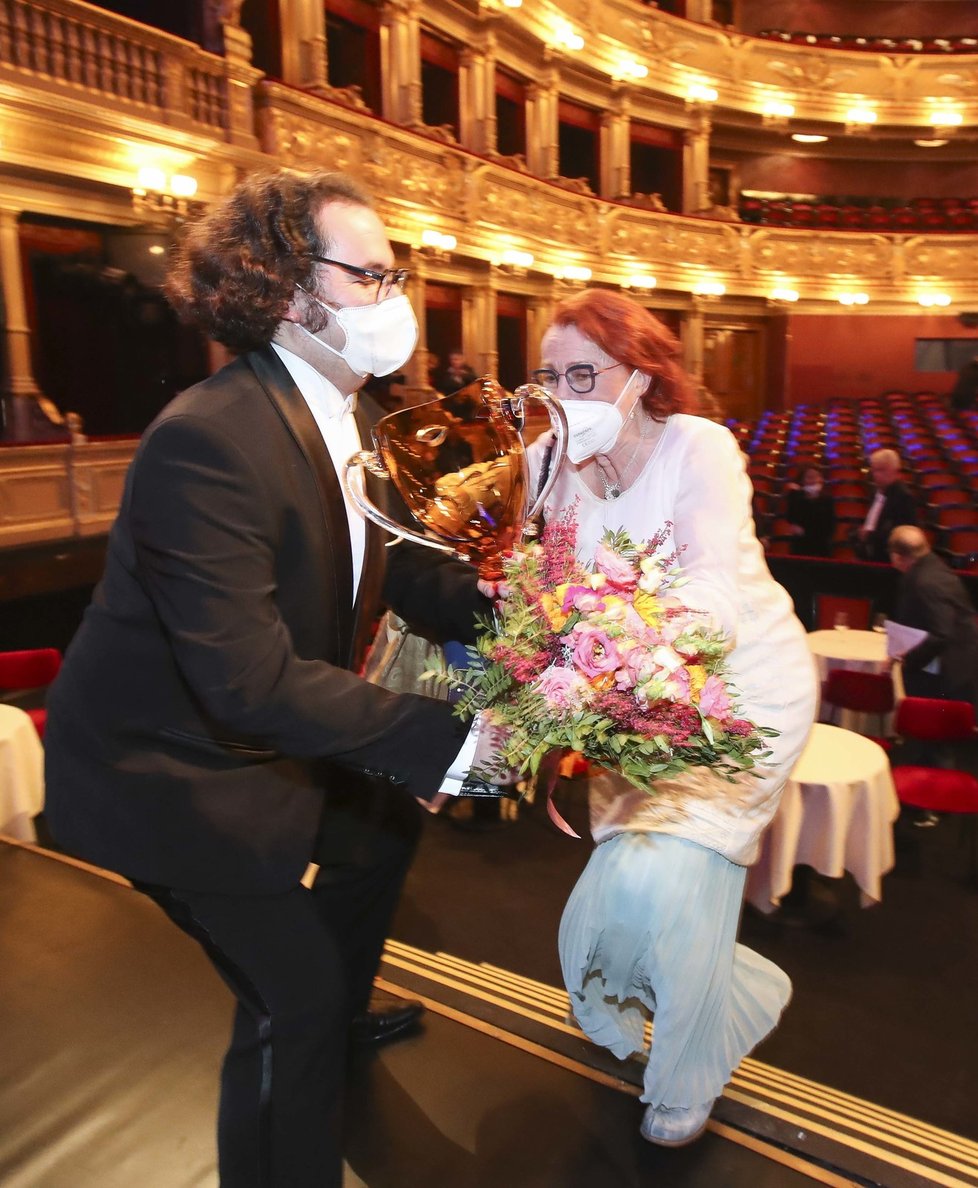 Když šla Janžurová na jeviště zaškobrtla, chytal jí mluvčí Národní divadla Tomáš Staněk.