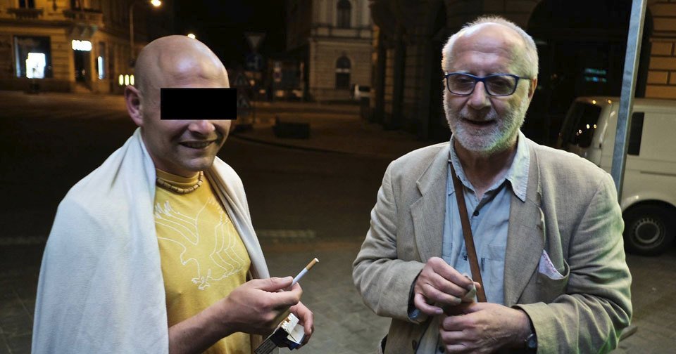 Květen 2018: Ján Sedal (vpravo) svého útočníka znal. Tady je s ním na fotografii jen pár dní před brutálním incidentem. O 3 dny později na něj muž zaútočil kvůli obyčejné cigaretě.