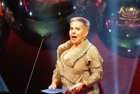 Pěvkyně a kandidátka do Senátu Pecková: Natáčela se za volantem, věnovala se řízení?