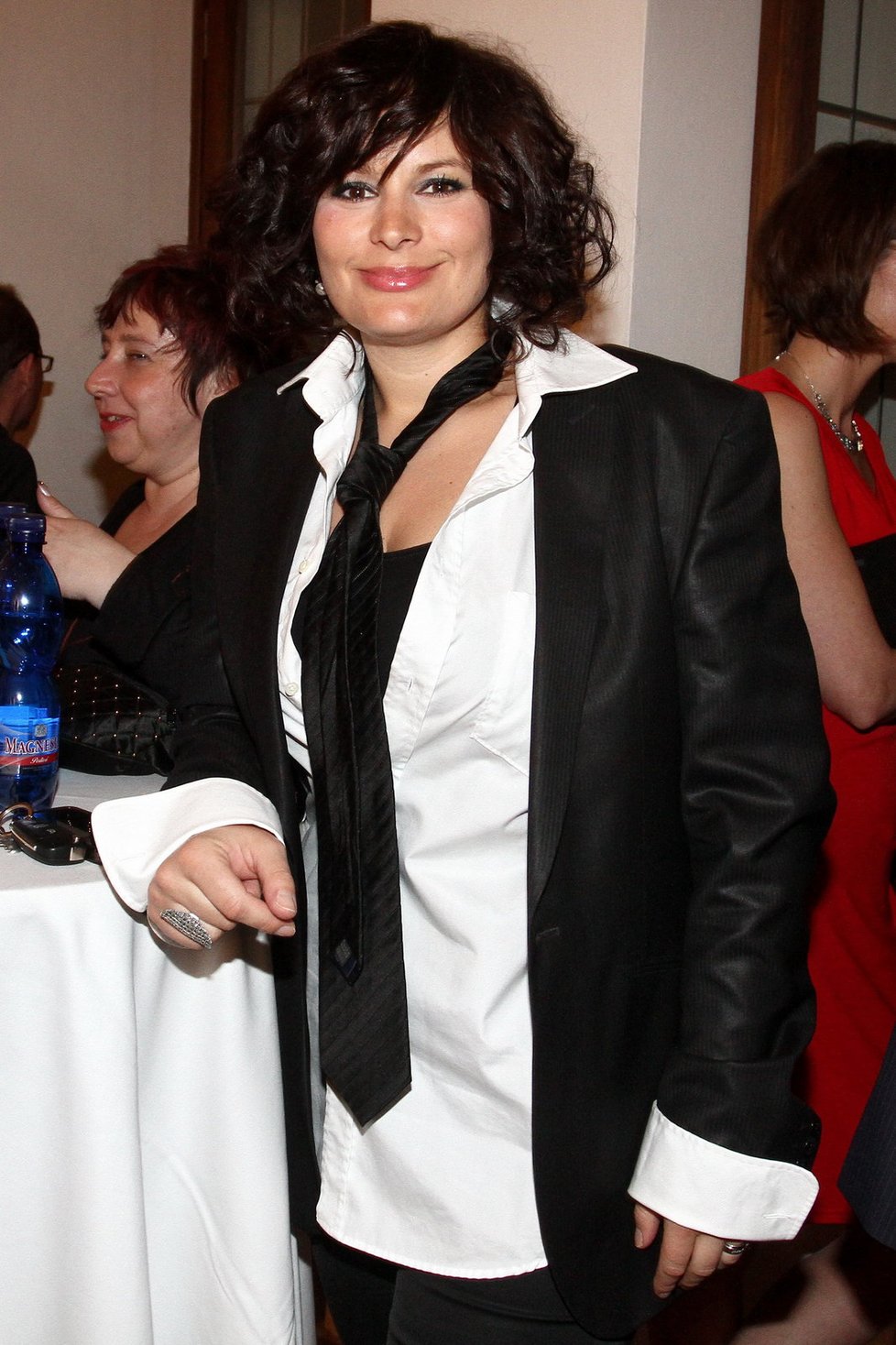 Jitka Čvančarová, která předávala jednu z cen, posléze černý top vyměnila za bílou pánskou košili plus sako, Na holý krk uvázala kravatu. Prádlovou košilku ale měla vynechat. Tento outfit čistotu stylu bohužel postrádá.