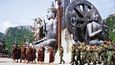 Tham Krabok nevypadá jako malebné kláštery z pohlednic. Zdejší mniši stavějí gigantické sochy, pracují často s chemikáliemi, experimentují s výrobou kosmetiky a roztloukají štěrk.