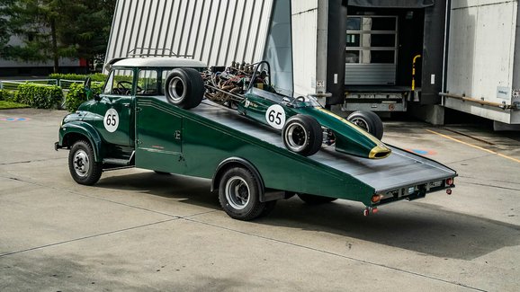 Historická formule Brabham se prodávala i s autentickým transportérem. Nikdo to nechtěl