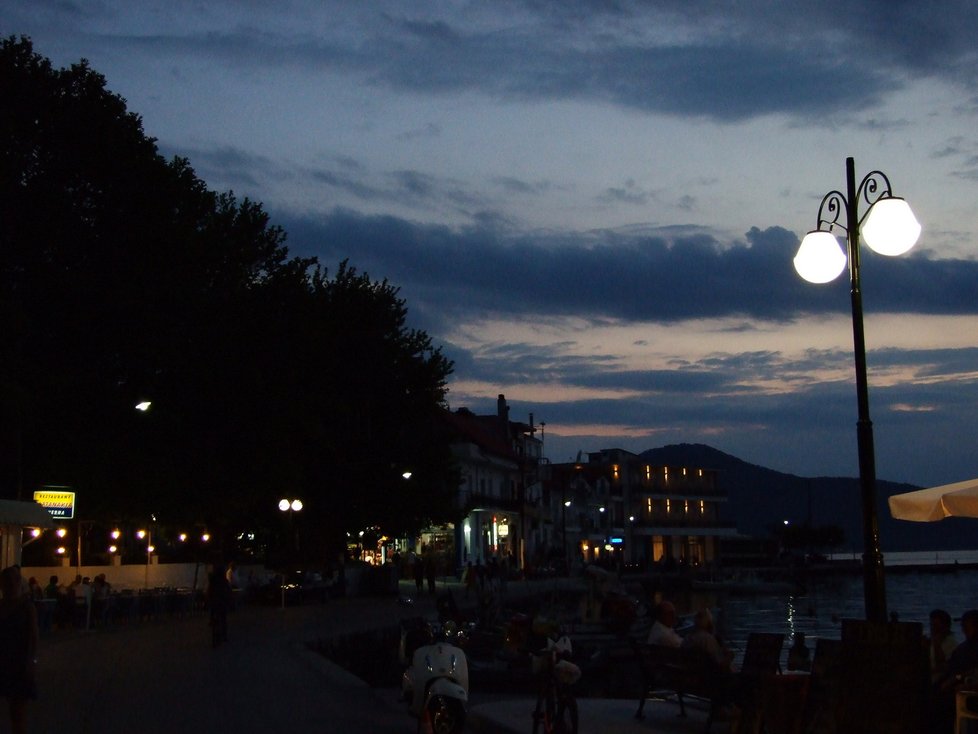 Hlavní město ostrova Limenas (druhým jménem Thassos) při setmění. Právě to je doba, kdy se uličky a korza začínají plnit odpočatým obyvatelstvem