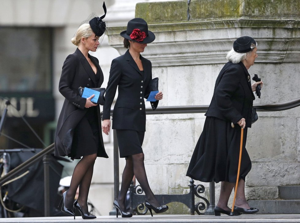 Dámy na pohřeb oblékly pro Británii tak typické klobouky