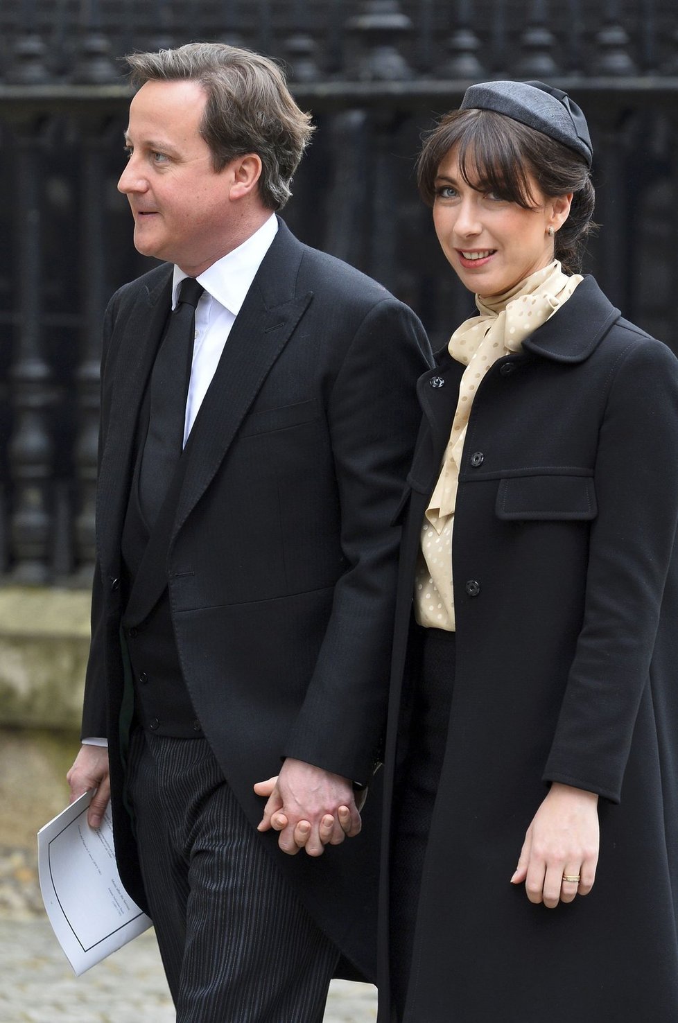 David Cameron s manželkou Samanthou přichází na pohřeb baronky Thatcherové