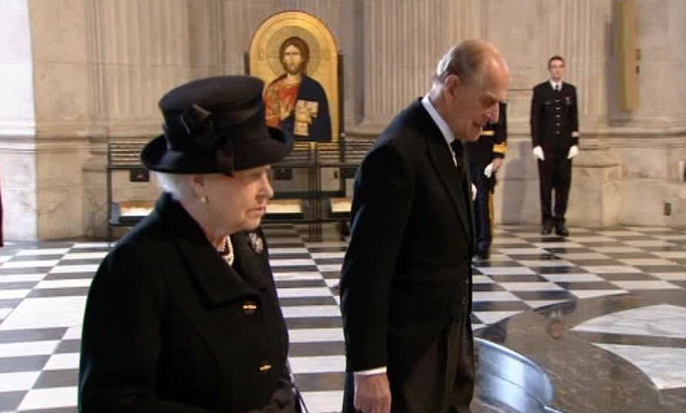 Posledními smutečními hosty, kteří vešli do katedrály byla královna Alžběta II. s manželem Filipem