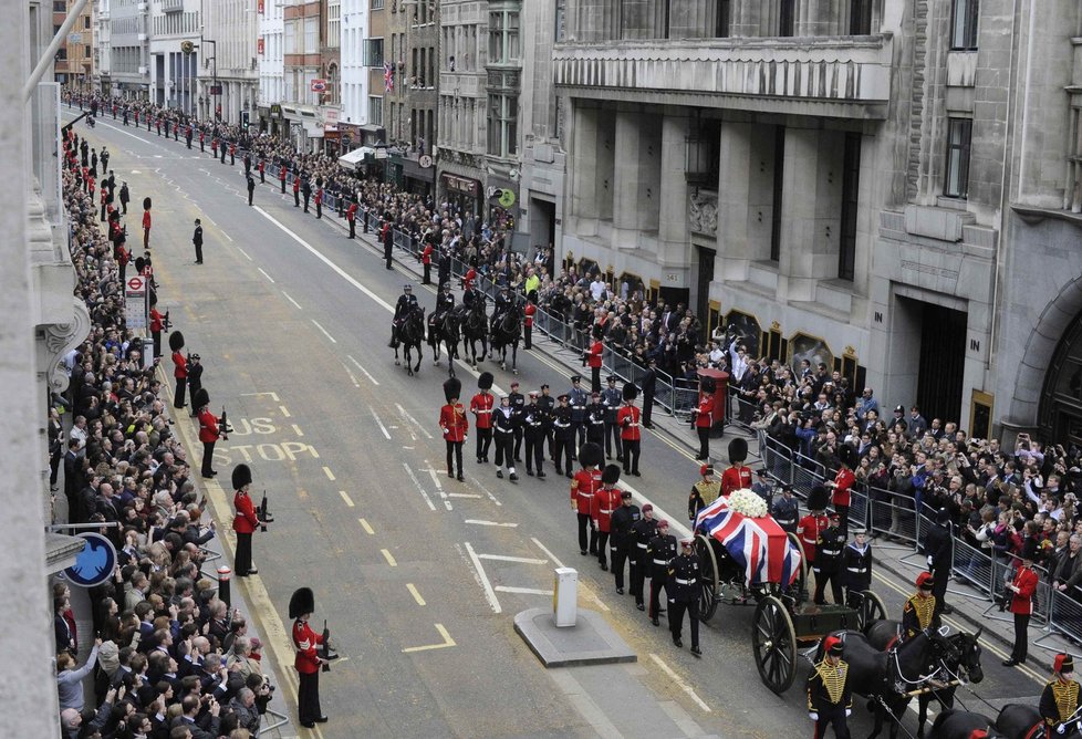 Lafeta s rakví Margaret Thatcherové projíždí ulicemi Londýna
