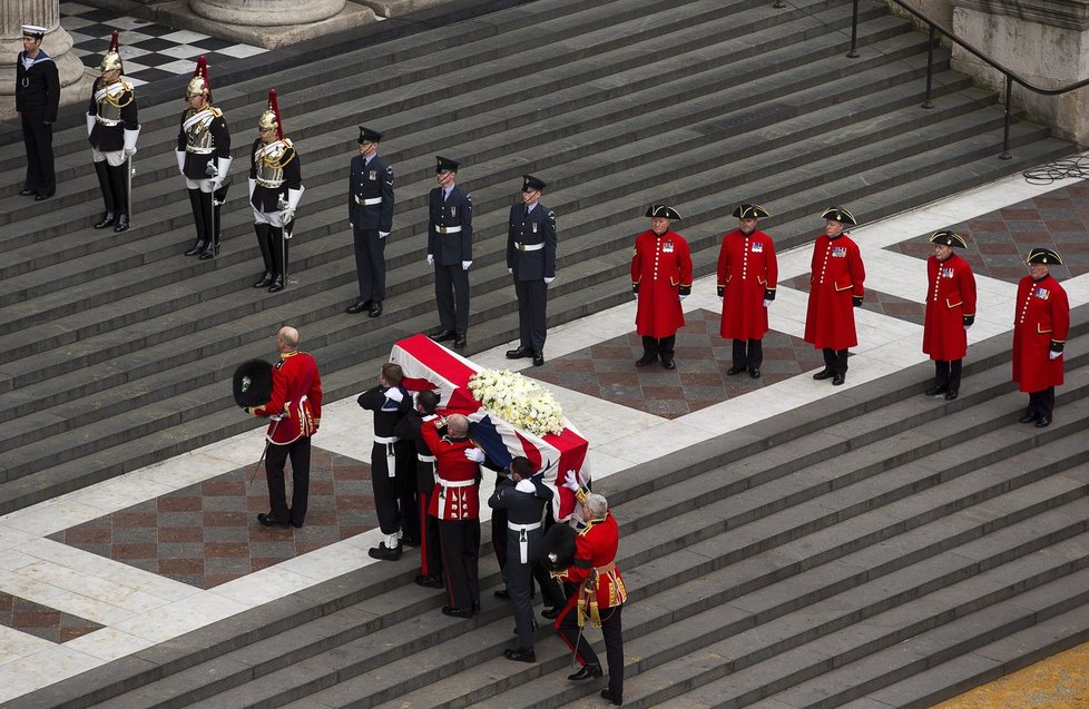 Čestná stráž vynáší rakev s ostatky Margaret Thatcherové po schodech do Katedrály sv. Pavla