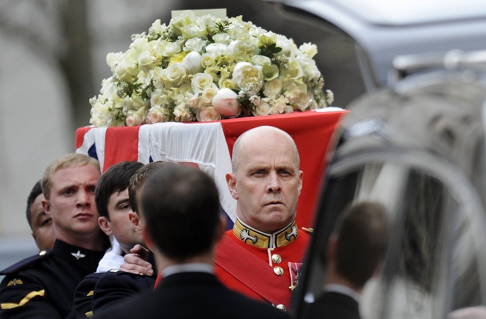 Čestná stráž nese na ramenou rakev Margaret Thatcherové zahalenou do britské vlajky