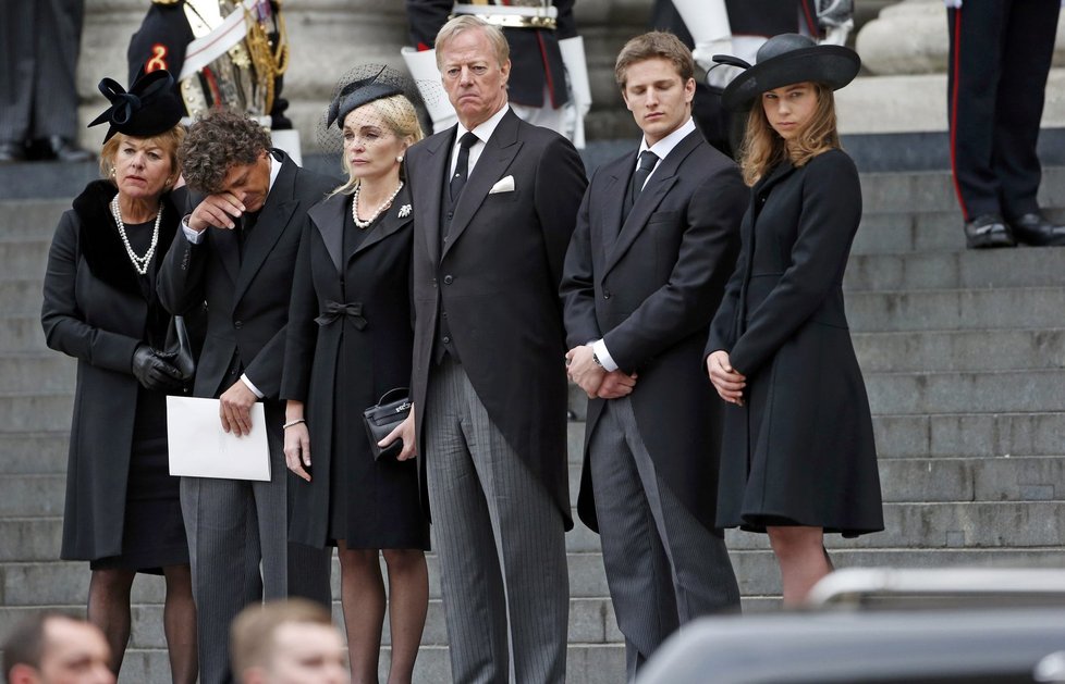 Rodina Margaret Thatcherové odjela po obřadu na soukromé rozloučení s milovanou matkou a babičkou