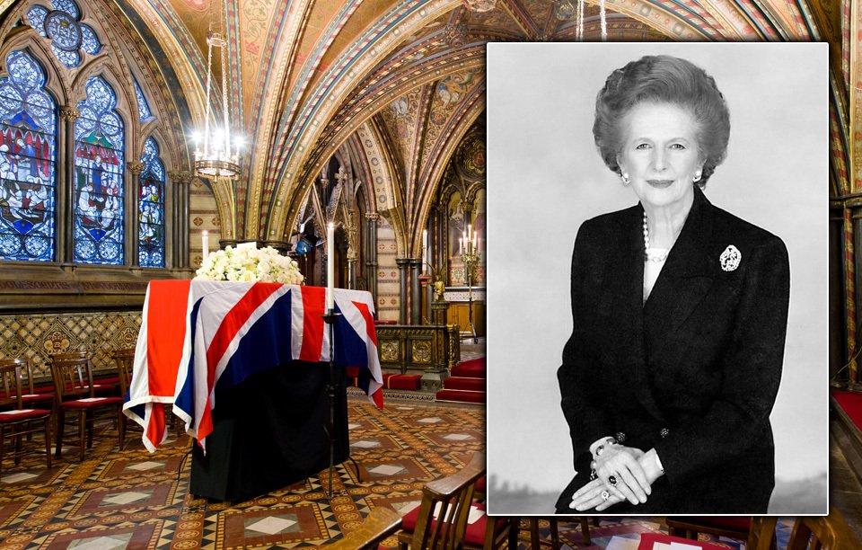 Rakev s ostatky bývalé britské premiérky Margaret Thatcherové byla dnes odpoledne před středečním pohřbem převezena do budovy parlamentu ve Westminsteru, kde byla uložena v kapli Panny Marie v kryptě budovy.