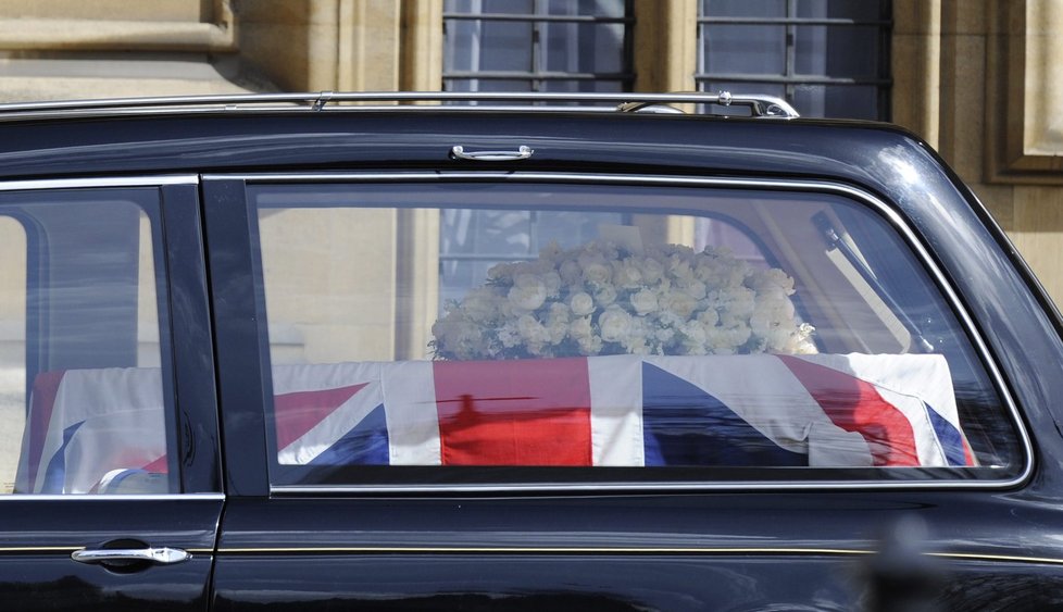 Auto s rakví Margaret Thatcherové vyráží do ulic Londýna
