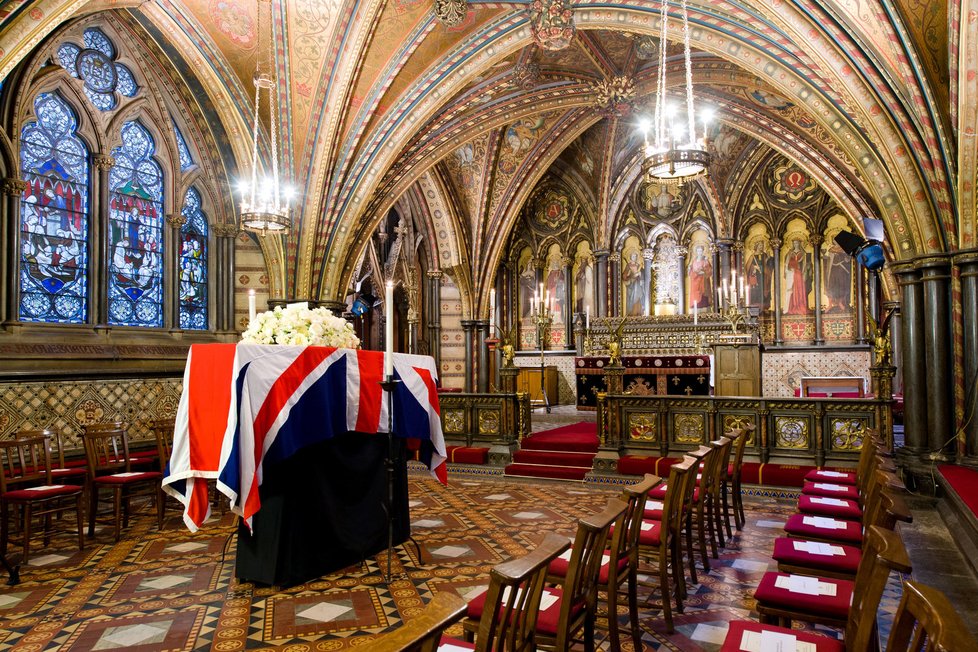 Rakev s ostatky bývalé britské premiérky Margaret Thatcherové byla dnes odpoledne před středečním pohřbem převezena do budovy parlamentu ve Westminsteru, kde byla uložena v kapli Panny Marie v kryptě budovy.