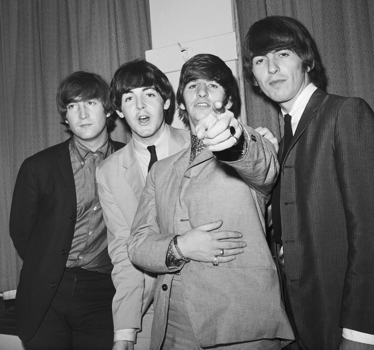 V srpnu 1964 Beatles poprvé kouřili marihuanu.