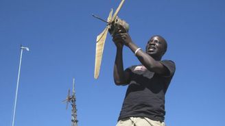 Africký kluk postavil větrný mlýn z odpadků ze skládky. Přivedl tak vodu a elektřinu do celé vesnice
