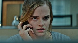 Emmu Watson šmíruje celý svět s Tomem Hanksem v čele. The Circle ukazuje, jak si nás zotročí sociální sítě