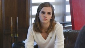 Emma Watson prožívá noční můru, je totálně pod kontrolou Toma Hankse