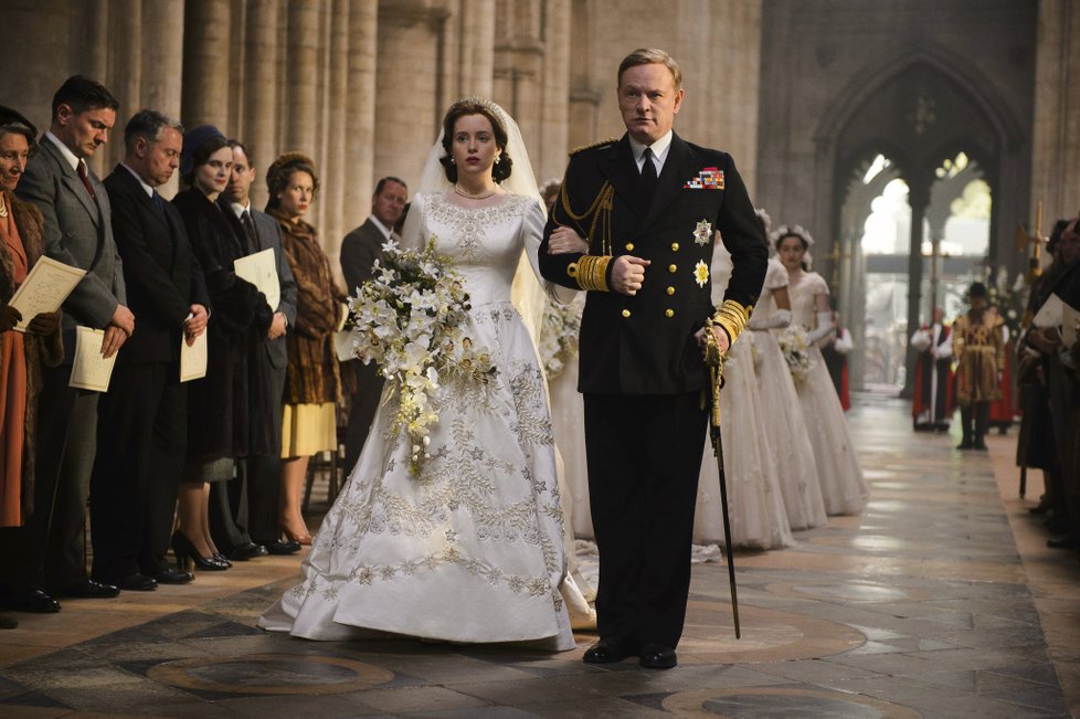 V prvních dvou řadách televizní verze The Crown přesvědčivě ztvárnili královský pár Claire Foy (34) a Matthew Robert Smith (35). Seriál pro Netflix vznikal v letech 2016 a 2017 ve Velké Británii, třetí řada se připravuje v průběhu roku 2018.