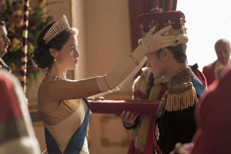 V prvních dvou řadách televizní verze The Crown přesvědčivě ztvárnili královský pár Claire Foy (34) a Matthew Robert Smith (35). Seriál pro Netflix vznikal v letech 2016 a 2017 ve Velké Británii, třetí řada se připravuje v průběhu roku 2018.