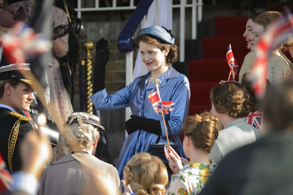 V prvních dvou řadách televizní verze The Crown přesvědčivě ztvárnili královský pár Claire Foy (34) a Matthew Robert Smith (35). Seriál pro Netflix vznikal v letech 2016 a 2017 ve Velké Británii, třetí řada se připravuje v průběhu roku 2018.