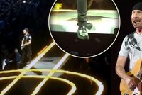 Kytarista U2 zmizel 20 tisícům fanoušků z očí: Zřítil se při hraní z pódia!