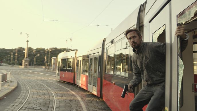 Jeden z nejdražších filmů v historii Netflixu The Gray Man se natáčel v Praze.