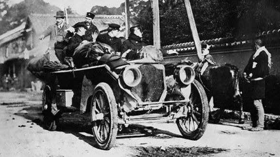 První automobilový závod kolem světa prověřil jezdce i auta