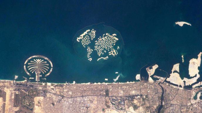 Letecký pohled na umělé ostrovy World, včetně Heart of Europe uprostřed