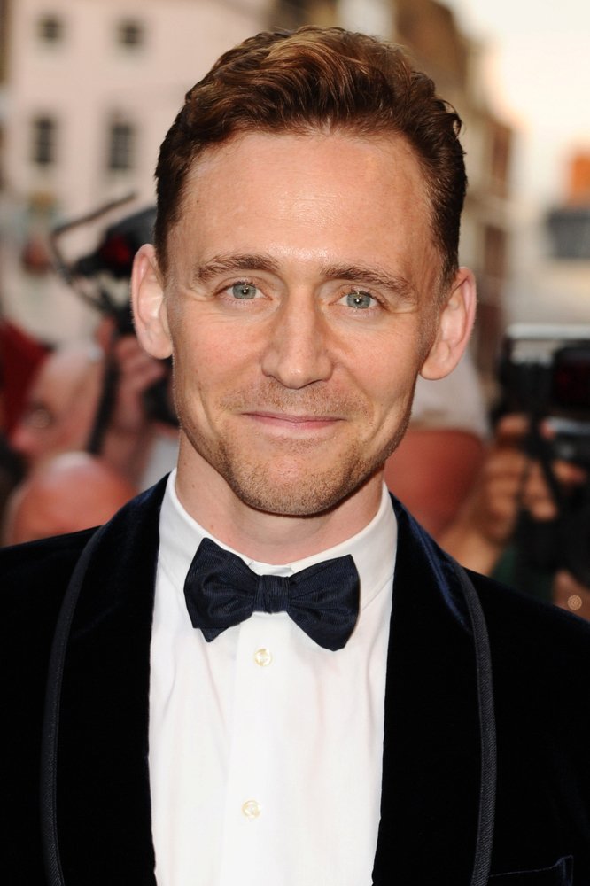 Tom Hiddleston hraje hotelového recepčního.