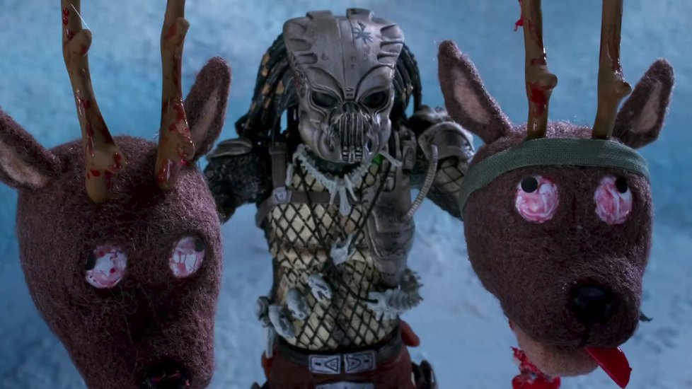 Vánoční popkulturní kraťas The Predator Holiday Special.