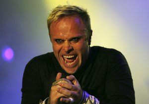 Zpěvák nejslavnější elektronické formace světa The Prodigy Keith Flint (†49) zemřel.