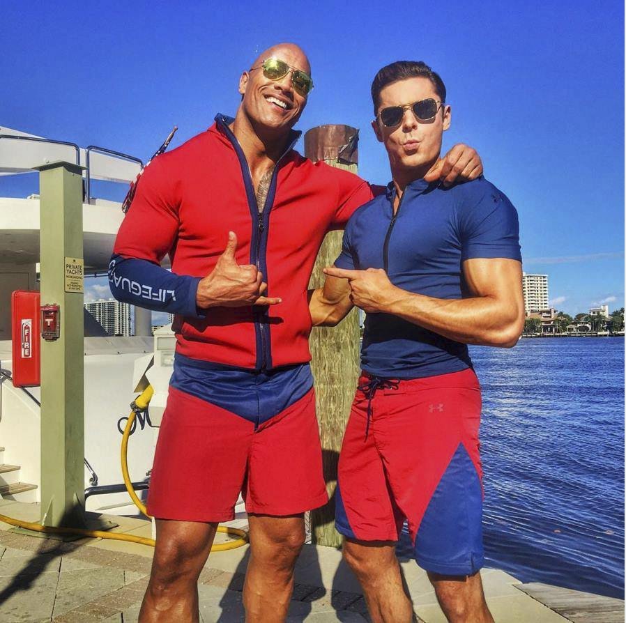 Dwayne Johnson (The Rock) se Zace Efronem, se kterým natáčí seriál Pobřežní hlídka.