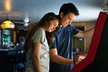 Miles Teller a Shailene Woodley ve filmu Skvělá přítomnost