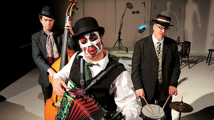 Londýnské trio The Tiger Lillies (zleva Adrian Stout, Martyn Jacques a Adrian Huge) si publikum oblíbilo nejen pro Martynův kastrátský zpěv, ale i pro drsná témata jejich písní.