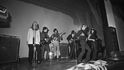 (zleva) Nico, Lou Reed, Sterling Morrison, John Cale, Gerard Malanga a konečně jedna neznámá žena.