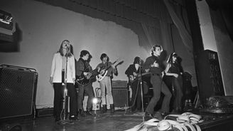 NYT zveřejnil dosud nepublikované snímky kultovní kapely The Velvet Underground. Nechybí Nico a Andy Warhol 