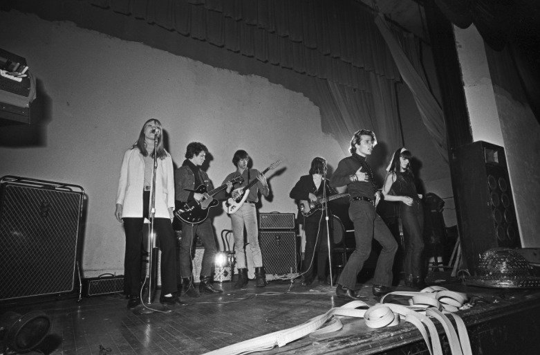 (zleva) Nico, Lou Reed, Sterling Morrison, John Cale, Gerard Malanga a konečně jedna neznámá žena. 