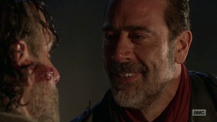 Negan se směje Rickovi do tváře.