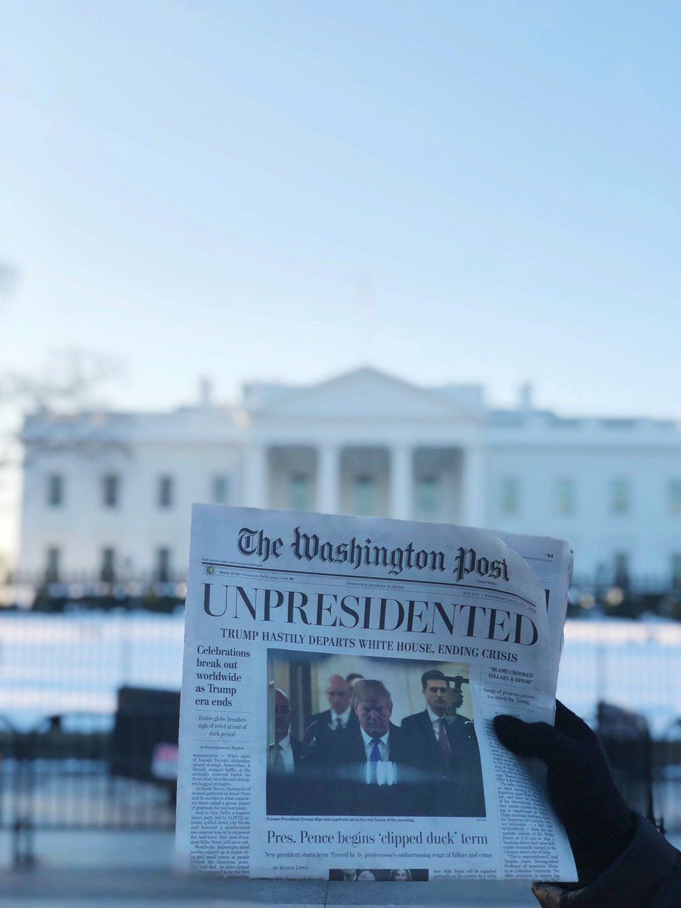 Falešné číslo prestižního deníku Washington Post podle níž Donald Trump rezignoval
