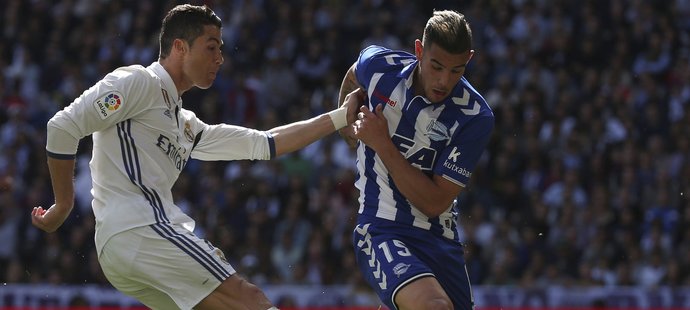 Obránce Theo Hernández v dresu Alavésu proti Realu Madrid, který o něj údajně hodně stojí