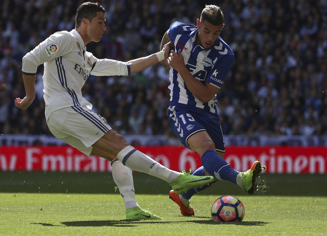 Obránce Theo Hernández v dresu Alavésu proti Realu Madrid, který o něj údajně hodně stojí