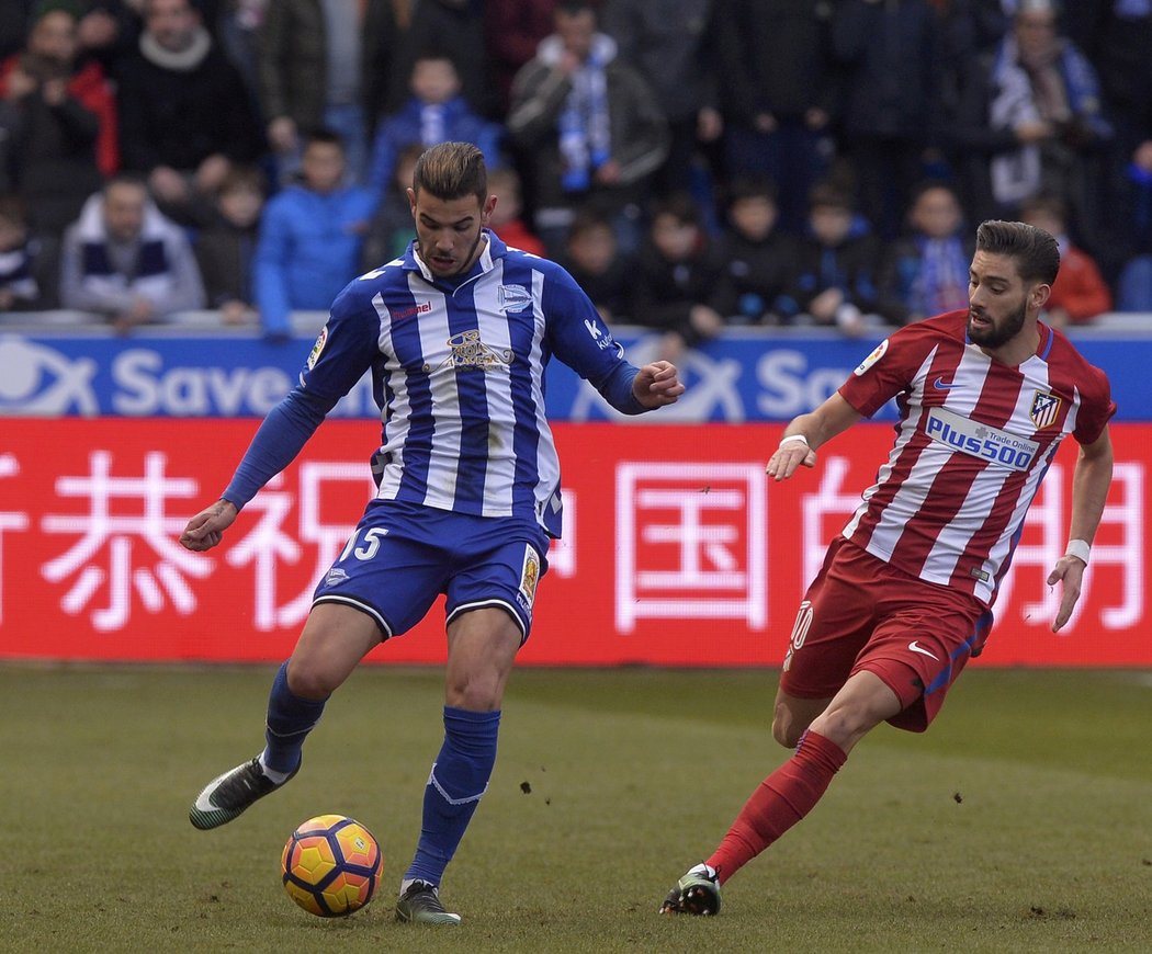 Obránce Theo Hernández v dresu Alavésu proti „svému“ Atlétiku