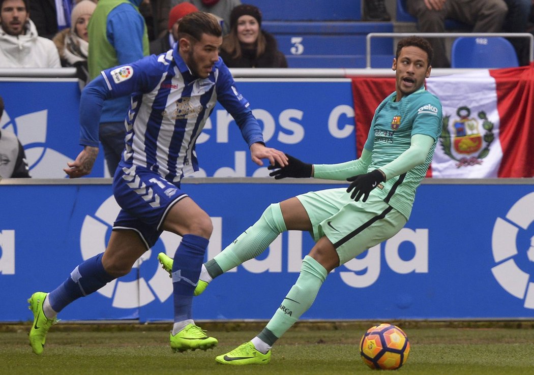 Obránce Theo Hernández v dresu Alavésu proti Barceloně