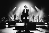 Hurts míří do České republiky. Charismatický Theo Hutchcraft přiveze hity, které definovaly jednu generaci