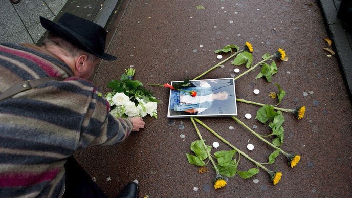 Lidé si na místě vraždy připomínají smrt Thea van Gogha (snímek z roku 2010).